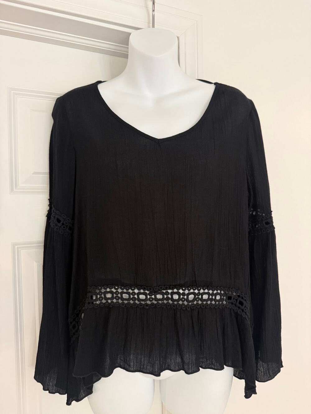 Patrons of Peace Black Crochet Lace Bell Sleeve Open Back Boho Top, X-Small, EUC